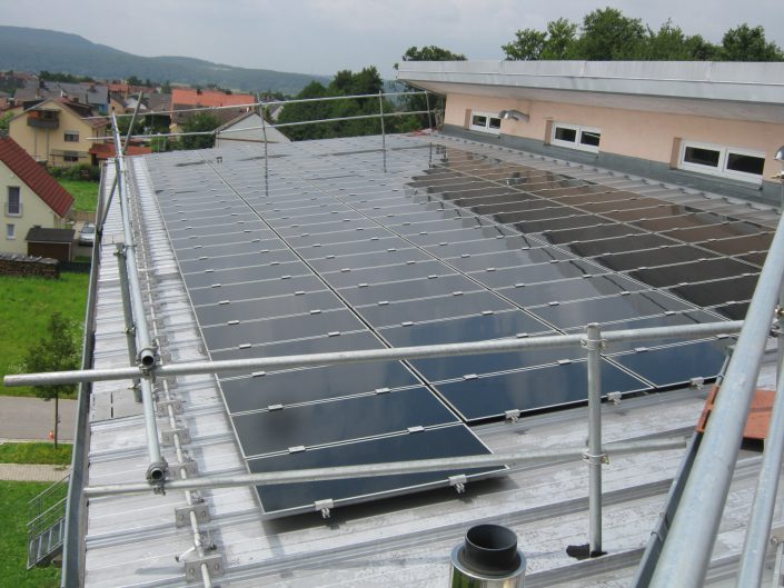 Solarbau mit höchster Sicherheit - Seitenschutz-Gerüst von Sifatec
